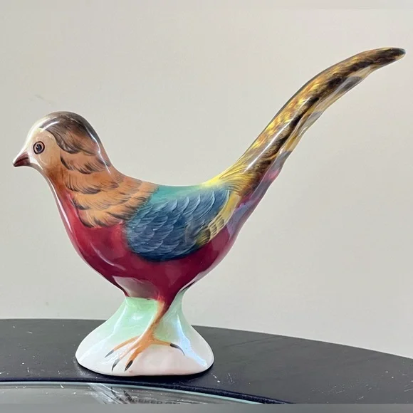 Handpainted bird figurine stamped on bottom. Beautiful 1980’s vintage condition - Picture 3 of 6